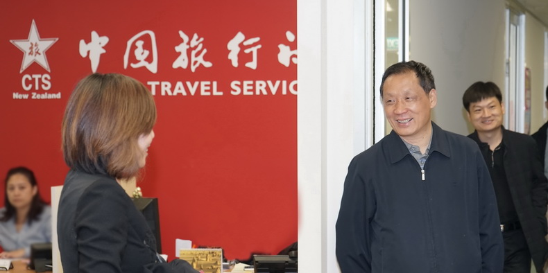 2015年接待中国国家旅游局长李金早一行 中旅员工受到局长的慰问并合影